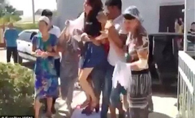 Eφηβη νύφη σύρεται με την βία για να παντρευτεί! (βίντεο)